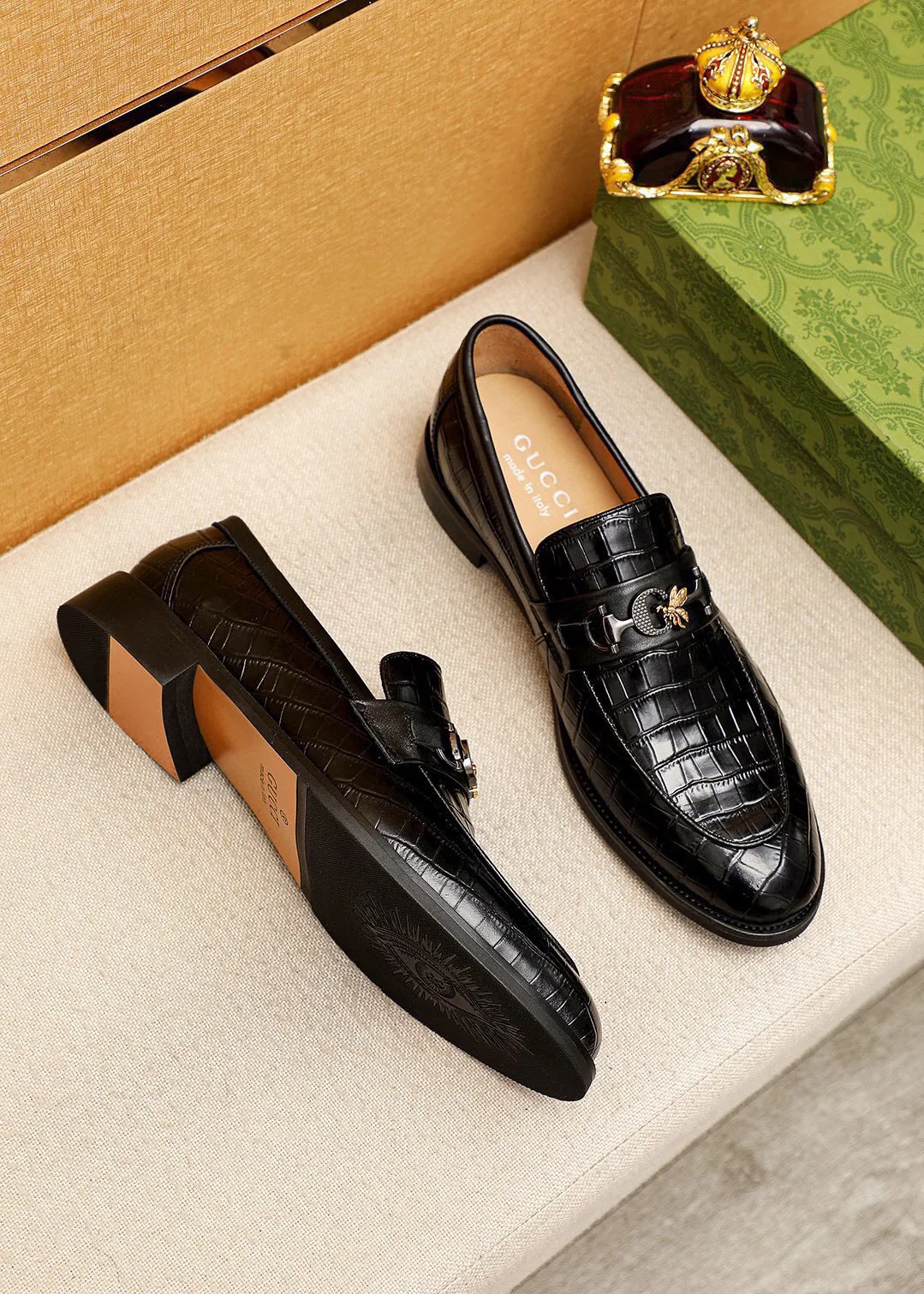 Men's shoes 💰442 💐 Product trademark: GUCCI "Gucci" casual leather shoes Regular size: 38-44 (45.46🉑️customized) Product materials: Selected imported first-layer calfskin embossed upper + luxury hardware buckle, imported water-dyed cow leather lining. Strong three-dimensional visual effect, combined outsole Color: 2⃣️colors available